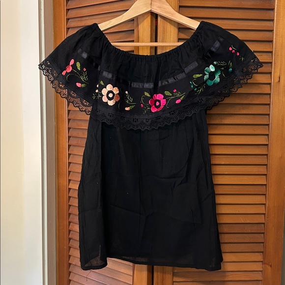 Black Off-Shoulder Dress with Floral Embroidery from 🇲🇽 - Picture 1 of 3